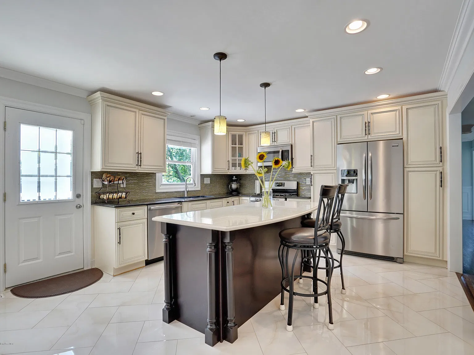 5 bed, 2.5 bath, 2262 sqft, $4,100 — Photo 3