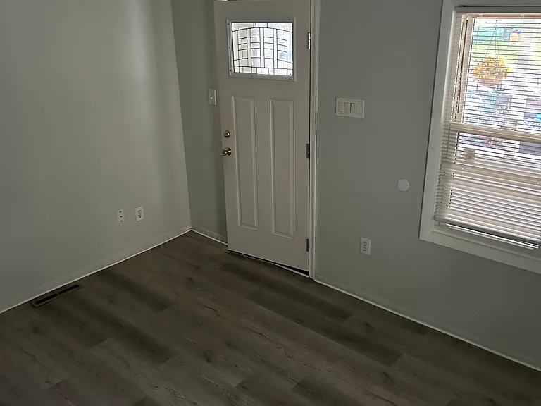 136 W Thompson Ave — Photo 2