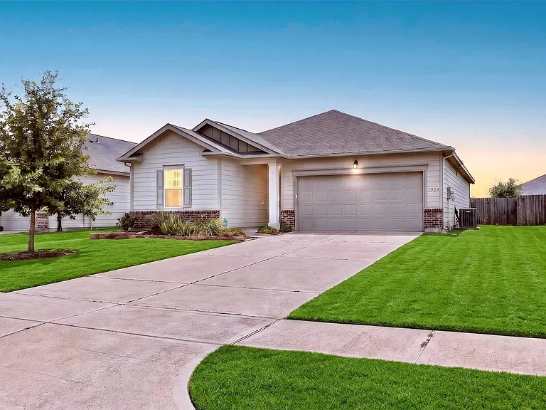 1024 Banyon Tree Ln — Photo 2