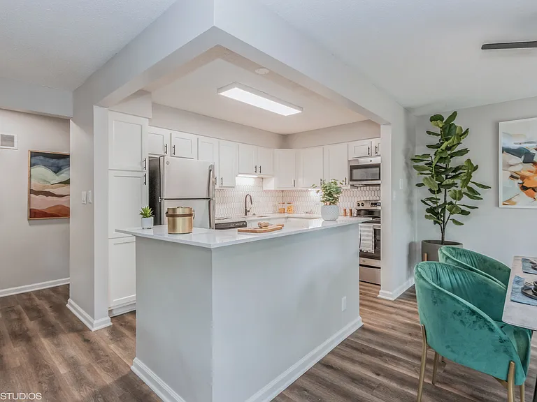 Kenilworth Apartments — Photo 19