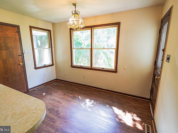 5th image of 213 Laurel Ave #B