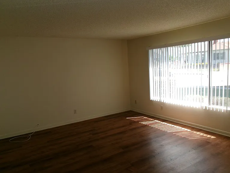Clean and Ready - 3 bedrooms, 1 3/4 Bathrooms with back yard area. — Photo 3