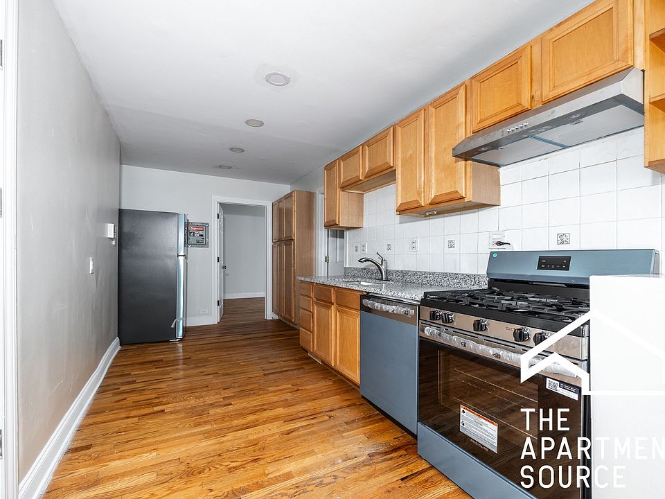 1st image of 1015 N La Salle Dr #1F