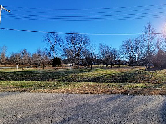 4th image of 704 Speedway St