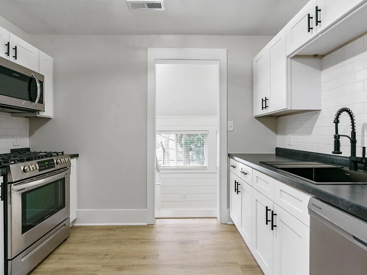 1 bed, 850 sqft, $900 — Photo 3