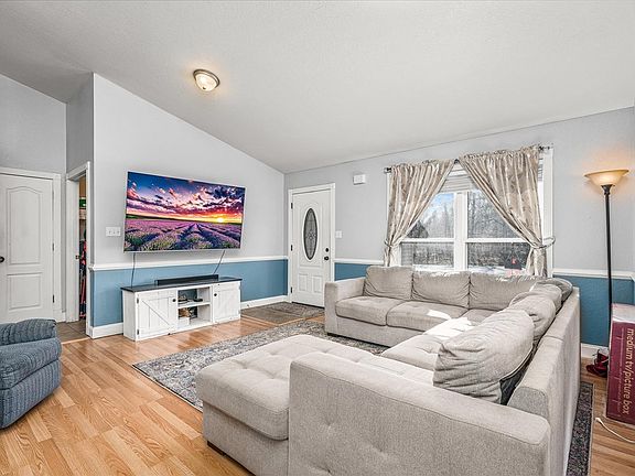 3rd image of 837 Arapaho Dr