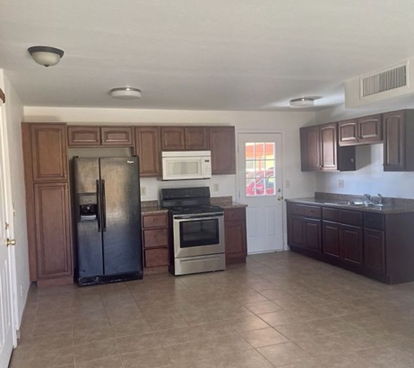 1st image of 427-441 E Delano St #B