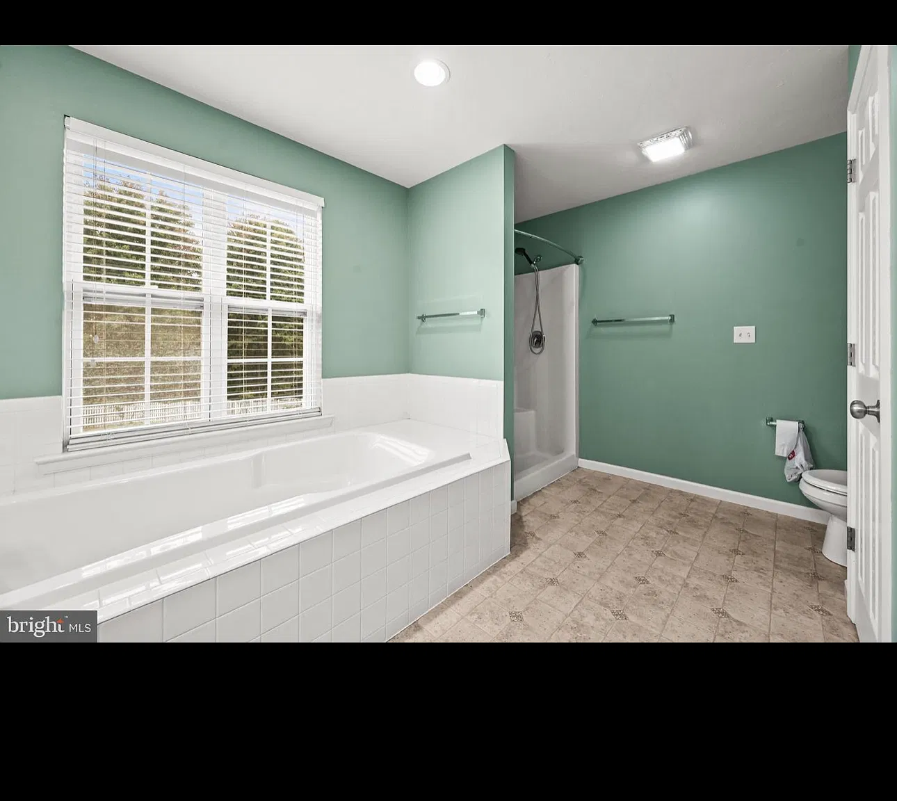 4 bed, 2.5 bath, 2246 sqft, $3,000 — Photo 3