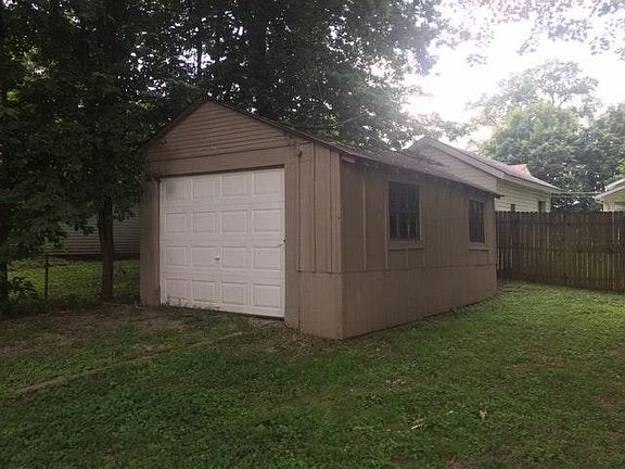 Detached garage