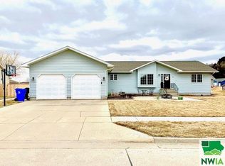 1583 Brandon Dr, Vermillion, SD 57069