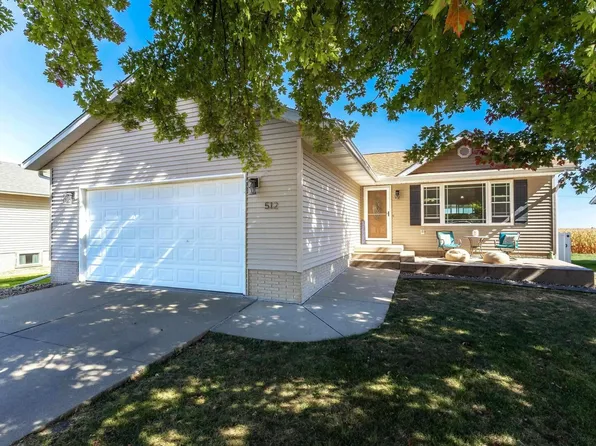 512 Lee Ct, De Witt, IA 52742