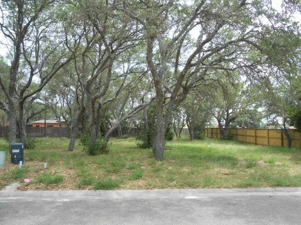 1 Primrose Dr, Rockport, TX 78382