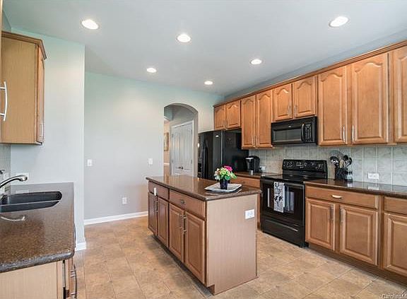 5th image of 6407 Manitoba Ln