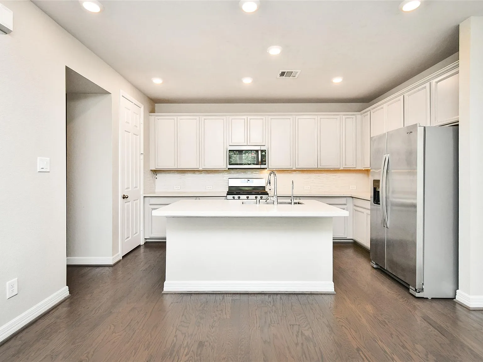 3 bed, 2.5 bath, 1567 sqft, $2,400 — Photo 4