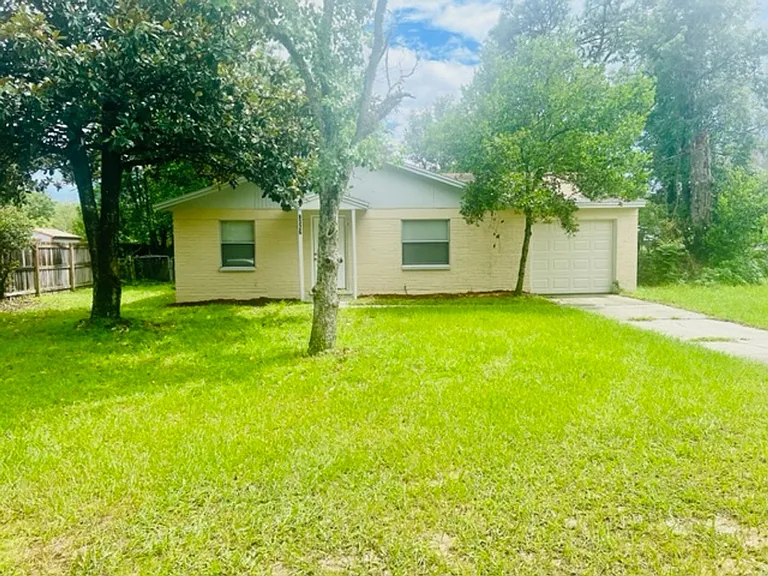 8326 Walden Rd E — Photo 1
