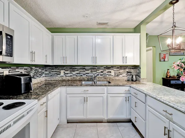 3907 Pensacola Dr, Lake Worth, FL 33462