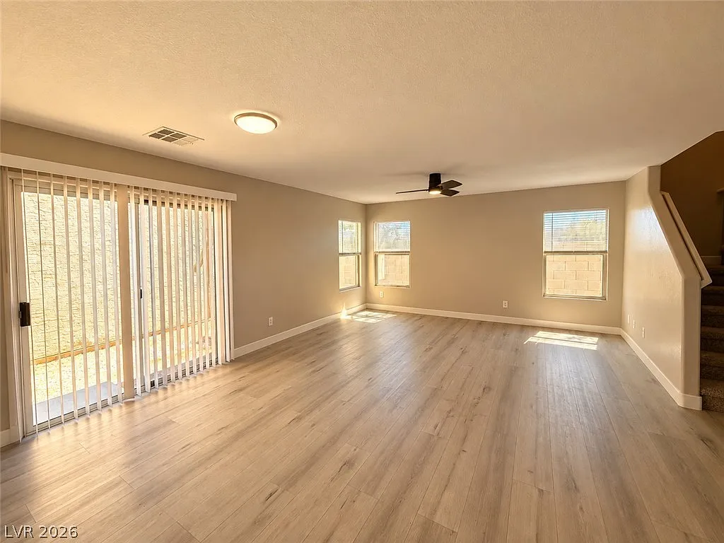 3 bed, 2.5 bath, 1337 sqft, $1,945 — Photo 3