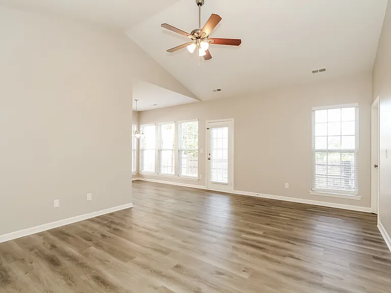 8704 Rozumny Dr — Photo 6