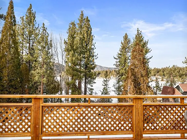 805 Cove Dr — Photo 1