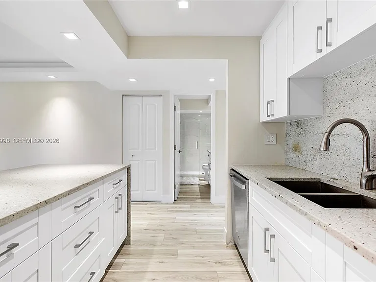 230 Lakeview Dr #106 — Photo 8