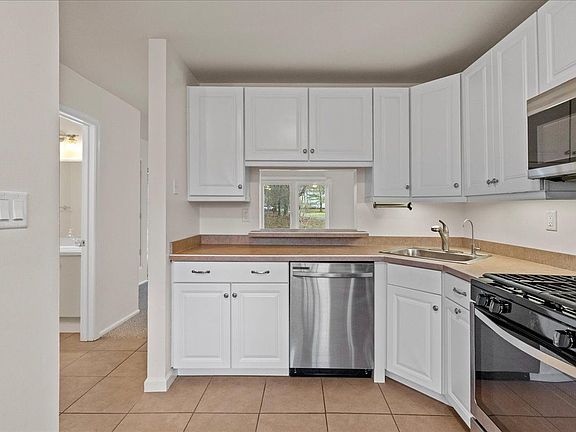 4th image of 23 Sycamore Ct