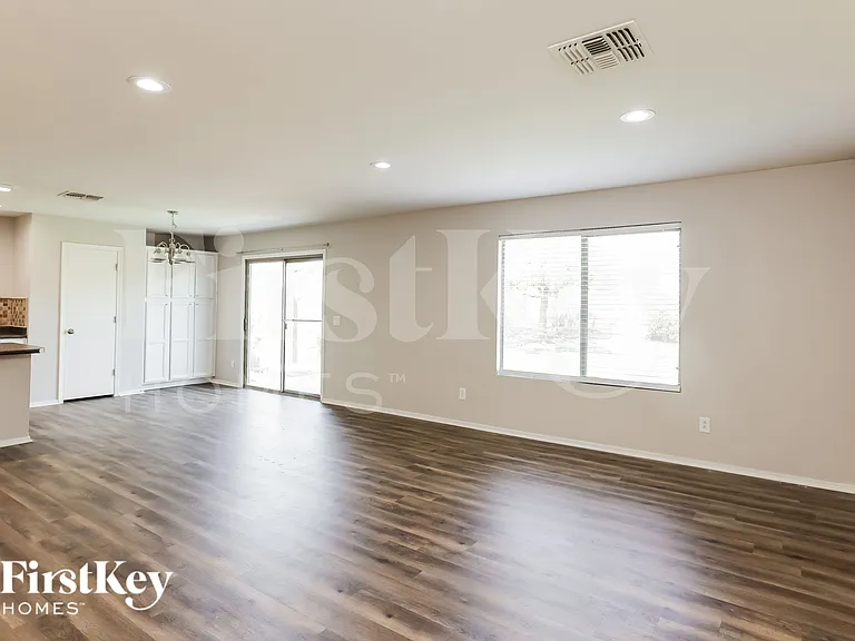 5570 E Flowing Spg — Photo 8