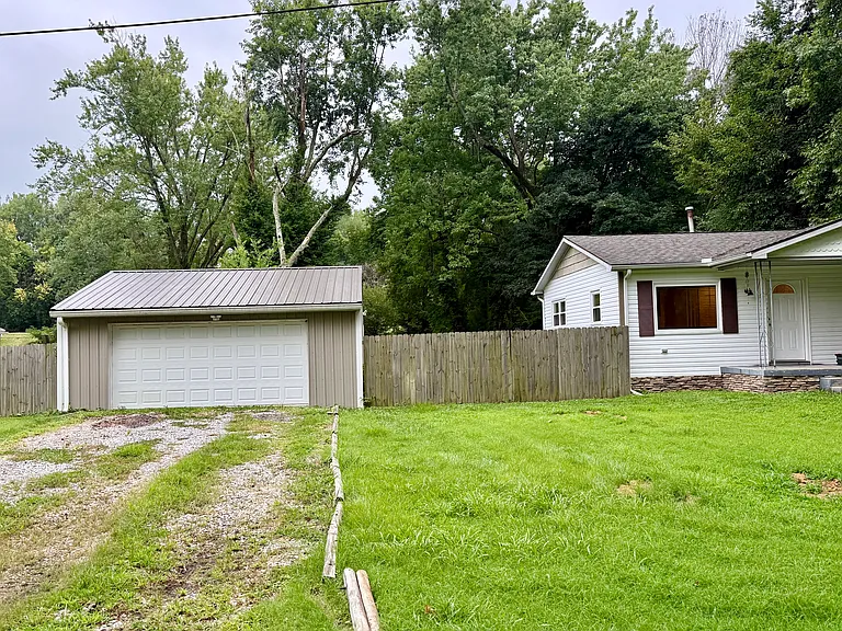 2201 Van Bibber Ave — Photo 2