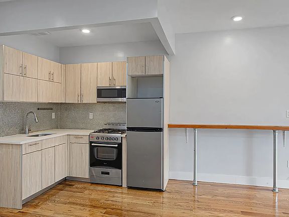 3rd image of 2017 Fulton St #3
