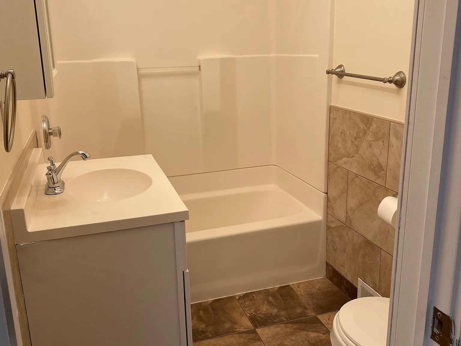 4 bed, 2.5 bath, 2080 sqft, $3,300 — Photo 4