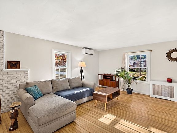 3rd image of 305 Thompson Rd