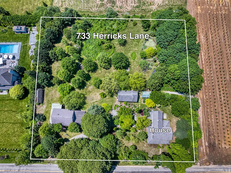 733 Herricks Ln — Photo 16