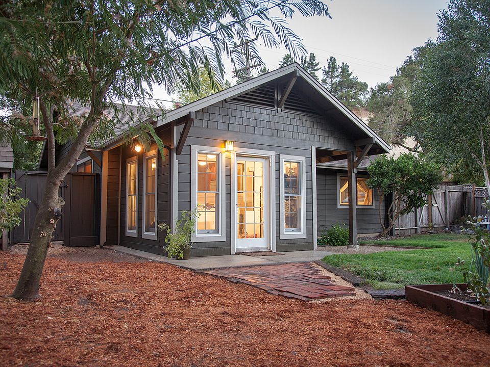 A view of the back of the ho