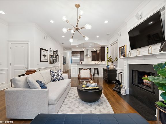 3rd image of 2715 N Kenmore Ave #2