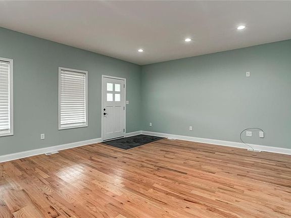 5th image of 438 Lincoln Ave