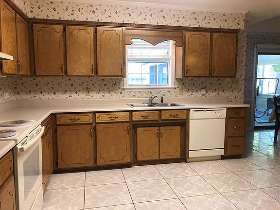 5th image of 3884 Brookfield Dr