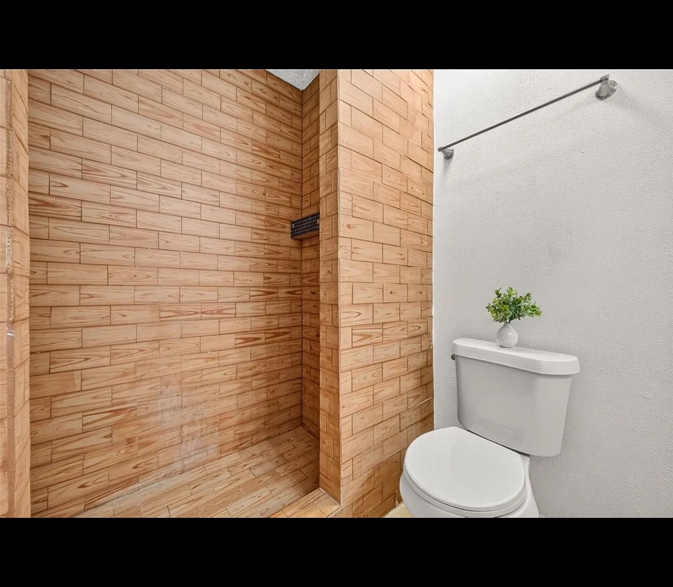 4 bed, 1903 sqft, $1,995 — Photo 3