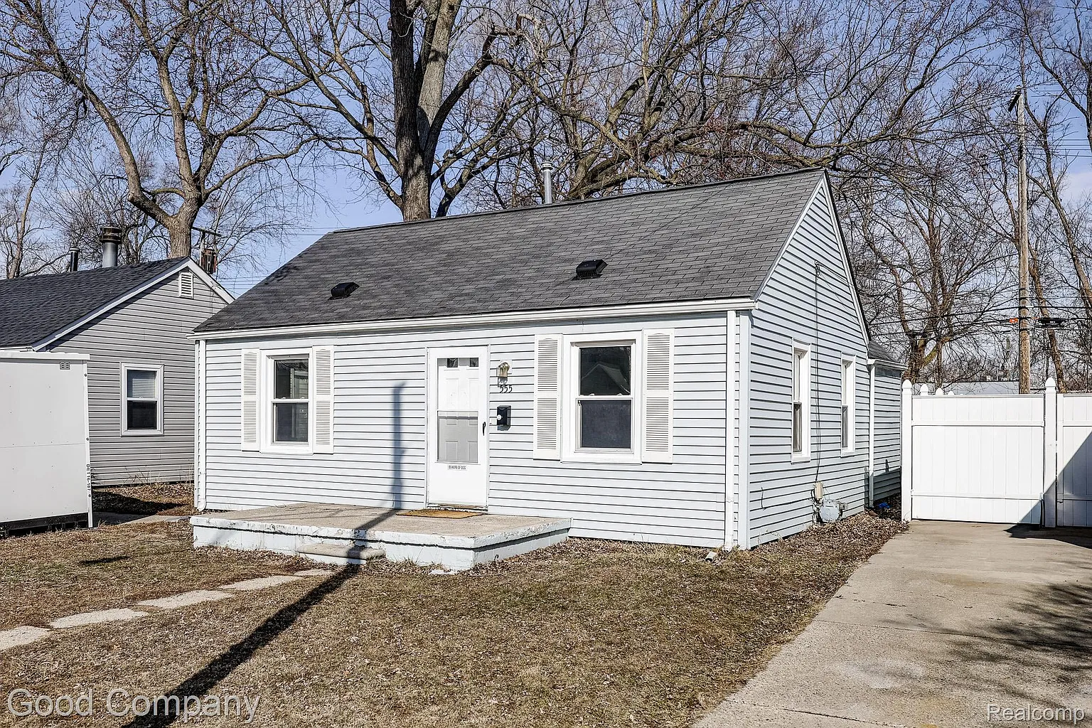 555 E Mahan Ave photo 1