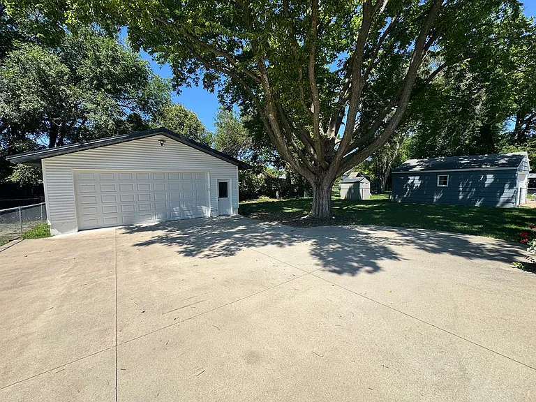 860 3rd St — Photo 3