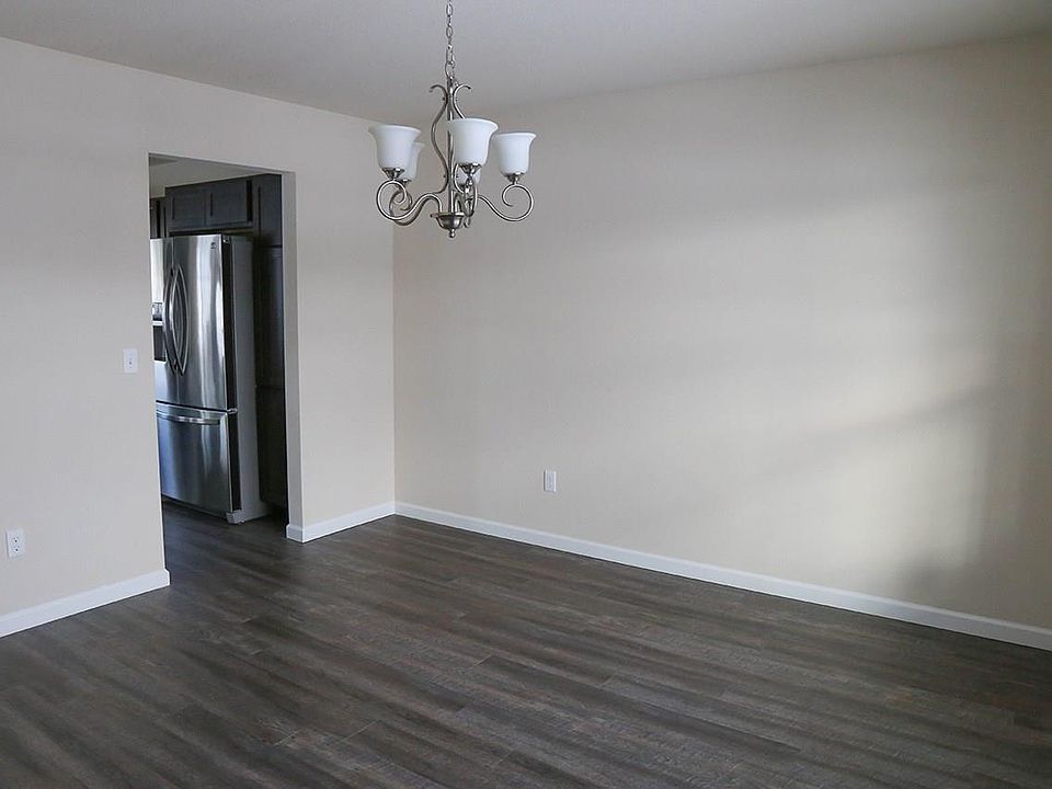 Formal dining at street side