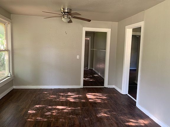 2nd image of 2954 Desoto St