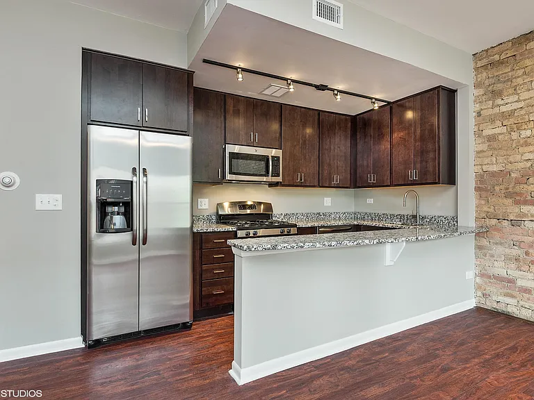 959 W Oakdale Ave #2E — Photo 4