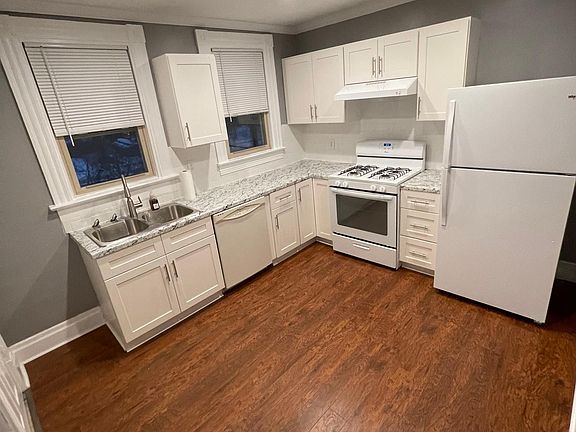 Bright and modern eat in kitchen