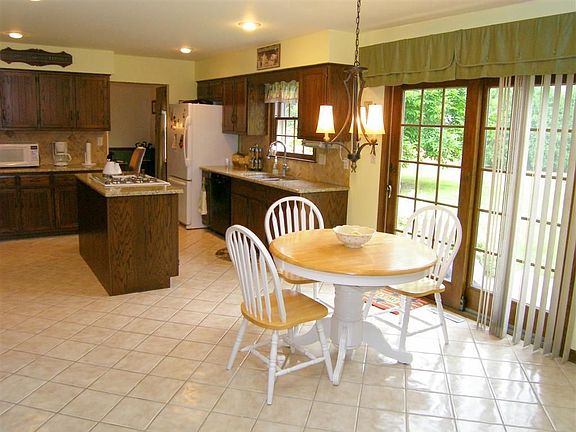 5th image of 937 Britta Ln