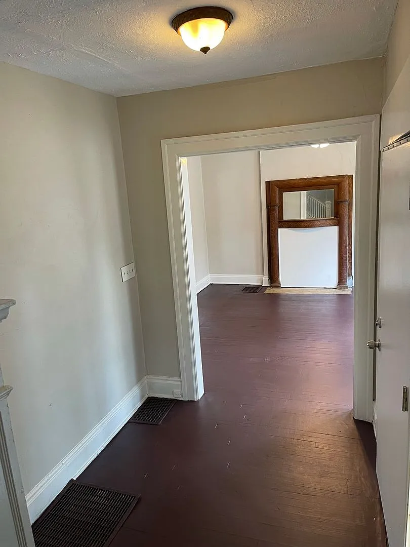 Huge Home with 3 Bedrooms and 1 Bath — Photo 1