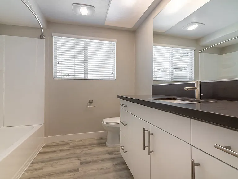 Bixby Hill Apartments — Photo 39