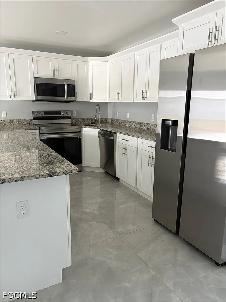 3 bed, 2.0 bath, 2376 sqft, $2,000 — Photo 3
