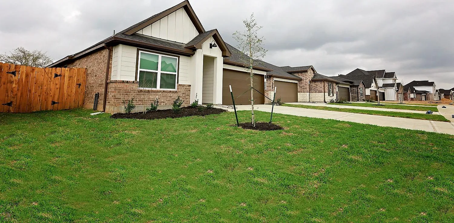 4 bed, 2.5 bath, 1870 sqft, $2,400 — Photo 2