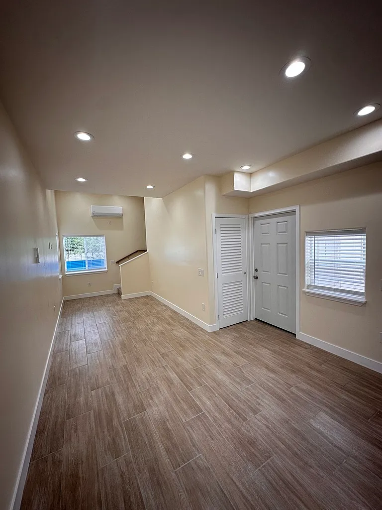 2 bed, 700 sqft, $3,000 — Photo 2