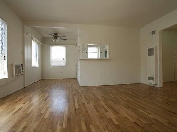 3rd image of 13553 Moorpark St APT 6