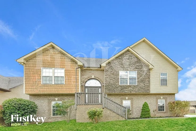 4 bed, 2.5 bath, 2572 sqft, $2,165 — Photo 1